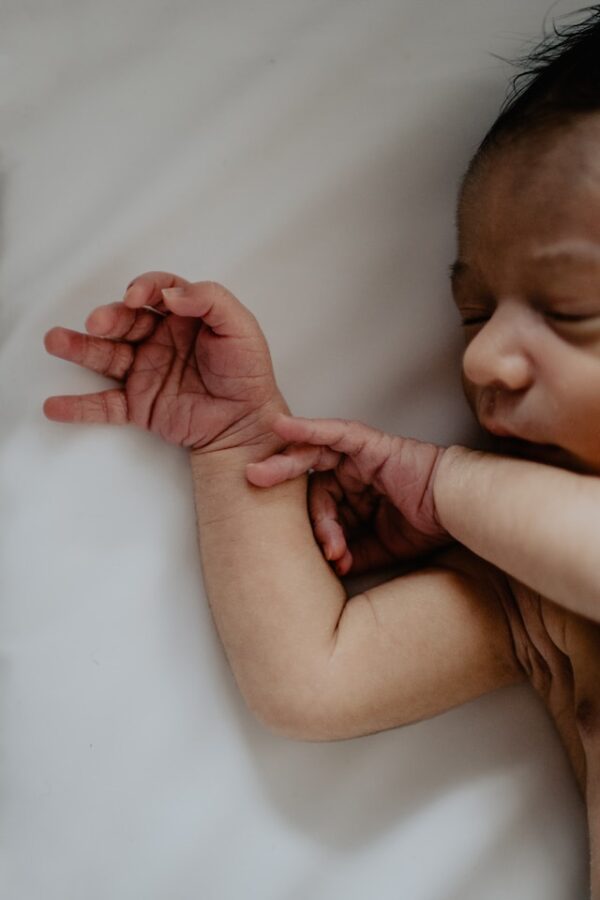 Bébé qui dort les mains en l'air